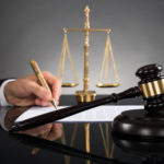 Adwokat to obrońca, którego zadaniem jest konsulting porady prawnej.